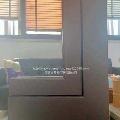 柏利斯70系列斷橋平開窗，中空雙層鋼化玻璃，三元乙丙膠條，PA66密封條，隔音隔熱。