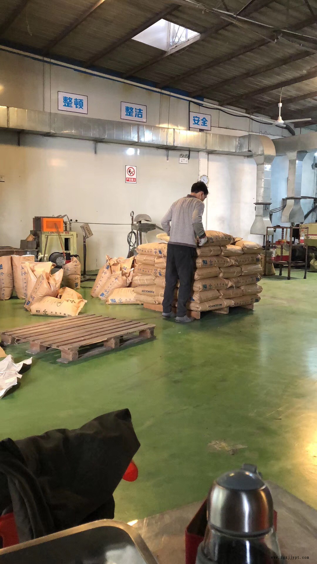 POM賽剛料  黑色抽粒 純樹脂 無(wú)雜料 增韌 扣具級(jí) 新料改性示例圖5